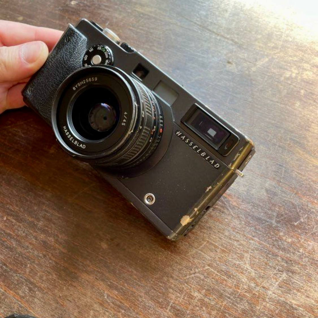 Appareil photographique argentique panoramique avec objectif fixe