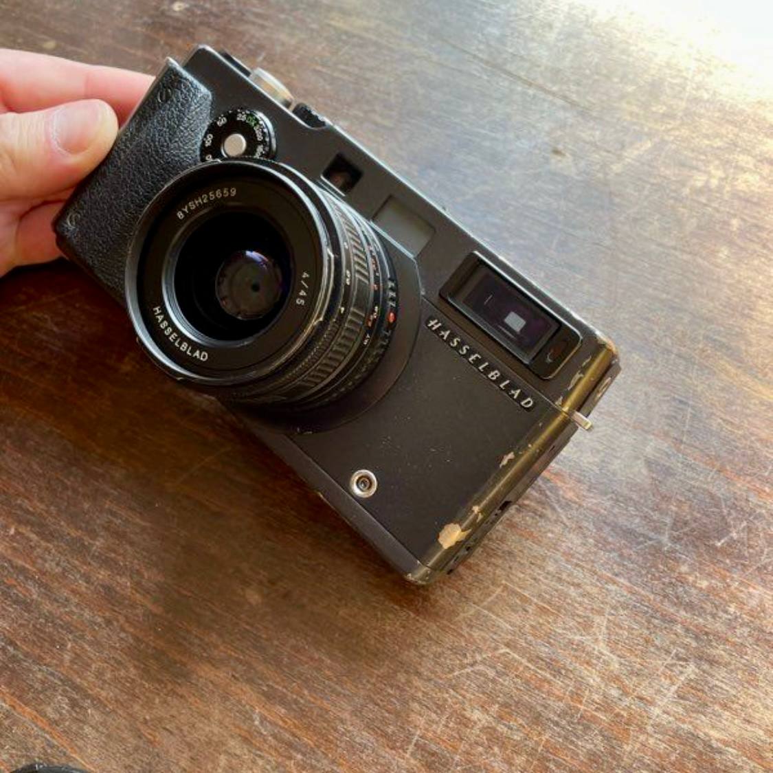 Appareil photographique argentique panoramique avec objectif fixe