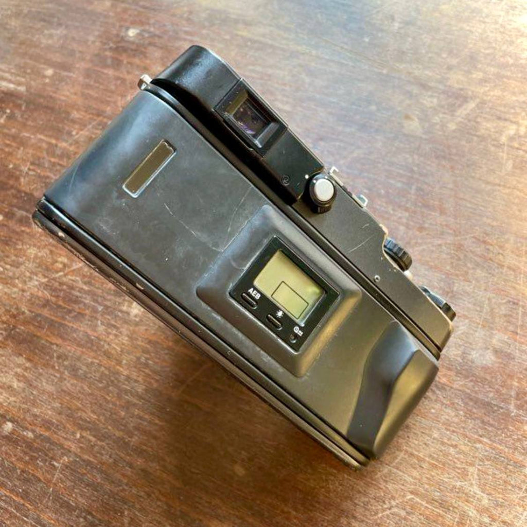 Appareil photographique argentique panoramique avec objectif fixe