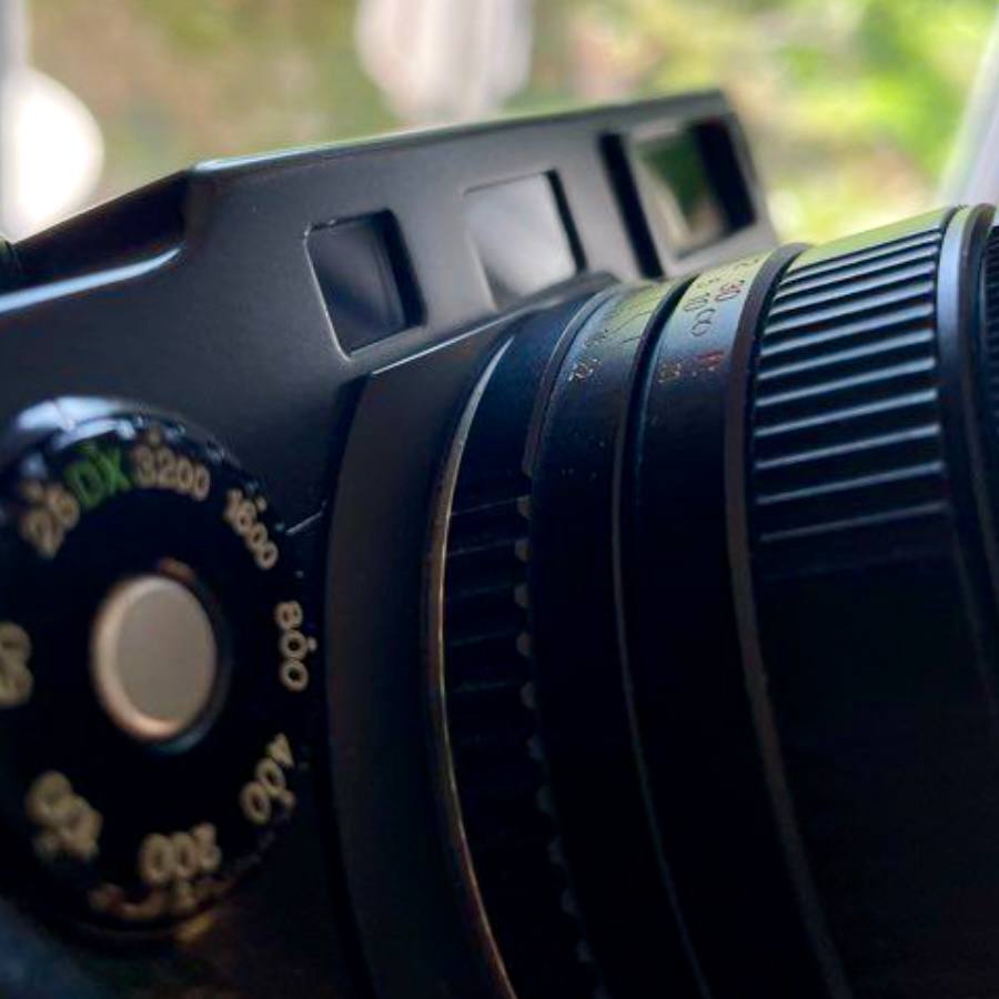 Appareil photographique argentique panoramique avec objectif fixe