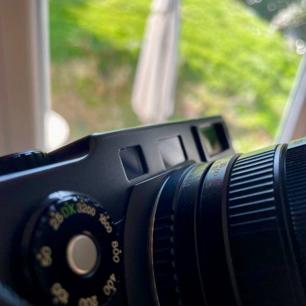 Appareil photographique argentique panoramique avec objectif fixe