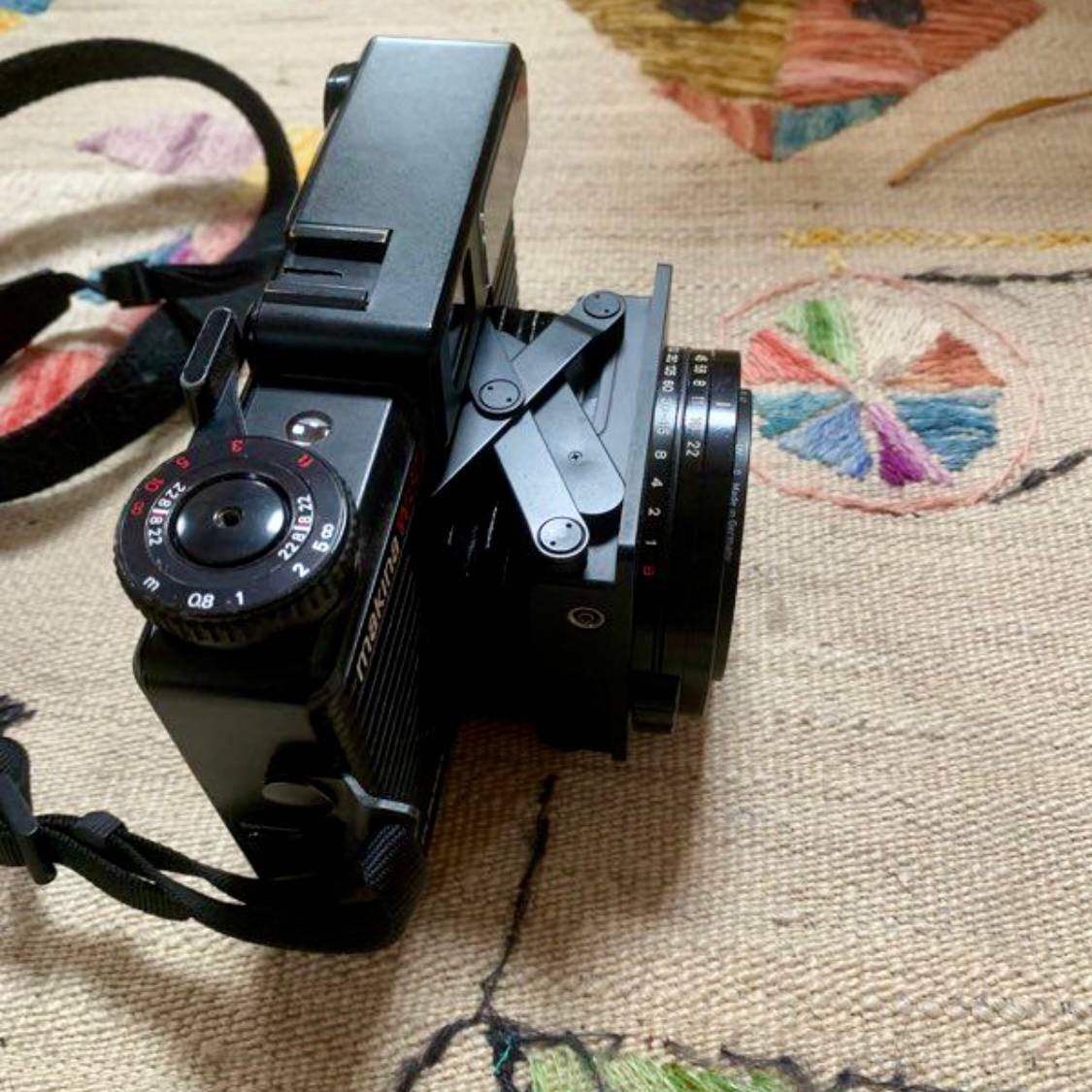 Appareil photographique moyen format 6×7 à objectif fixe