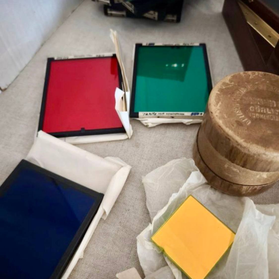 Appareil photographique ancien à procédé trichrome avec accessoires
