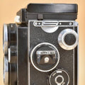 Appareil photographique argentique bi-objectif moyen format