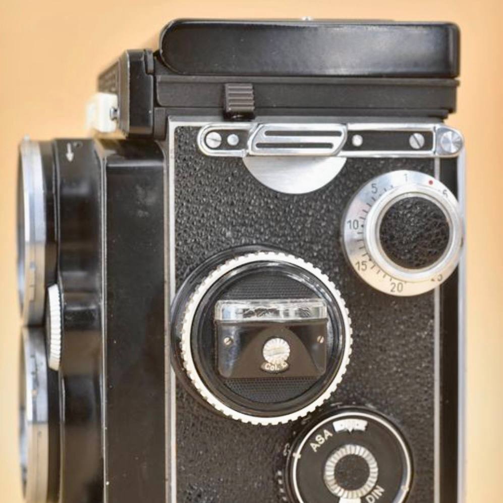 Appareil photographique argentique bi-objectif moyen format