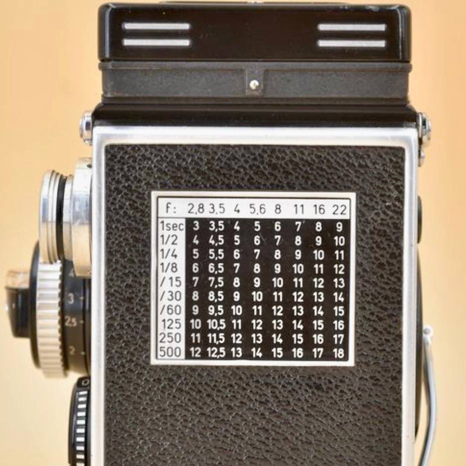 Appareil photographique argentique bi-objectif moyen format