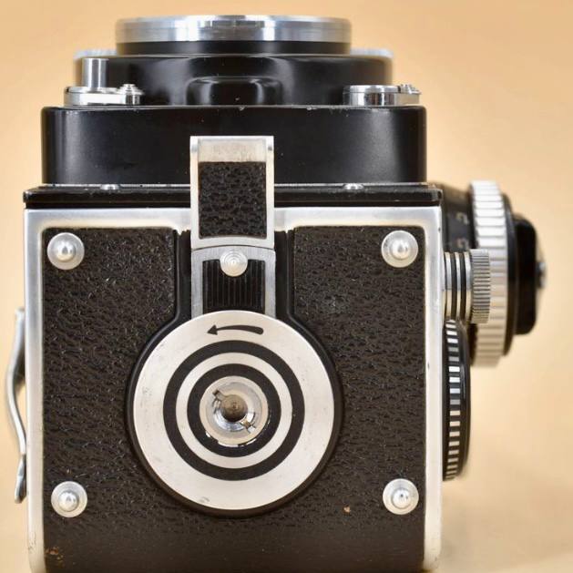 Appareil photographique argentique bi-objectif moyen format