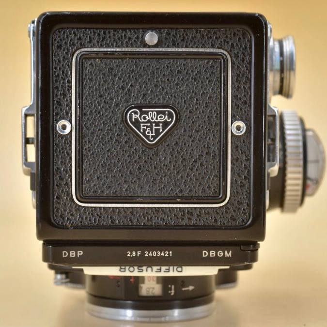 Appareil photographique argentique bi-objectif moyen format