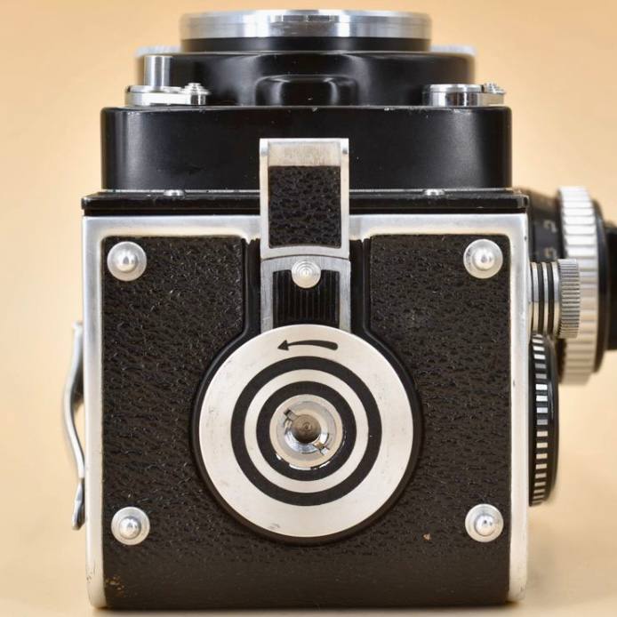 Appareil photographique argentique bi-objectif moyen format