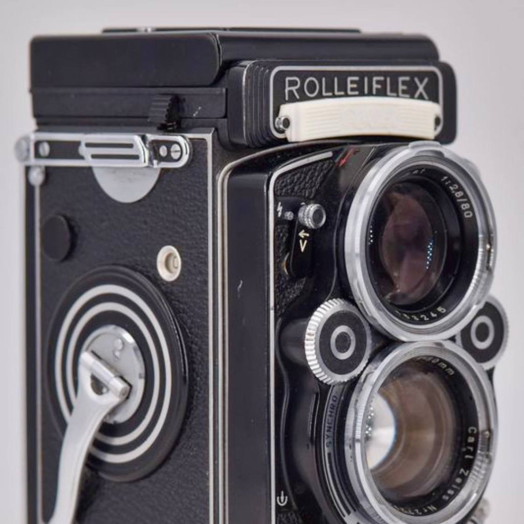 Appareil photographique argentique bi-objectif moyen format