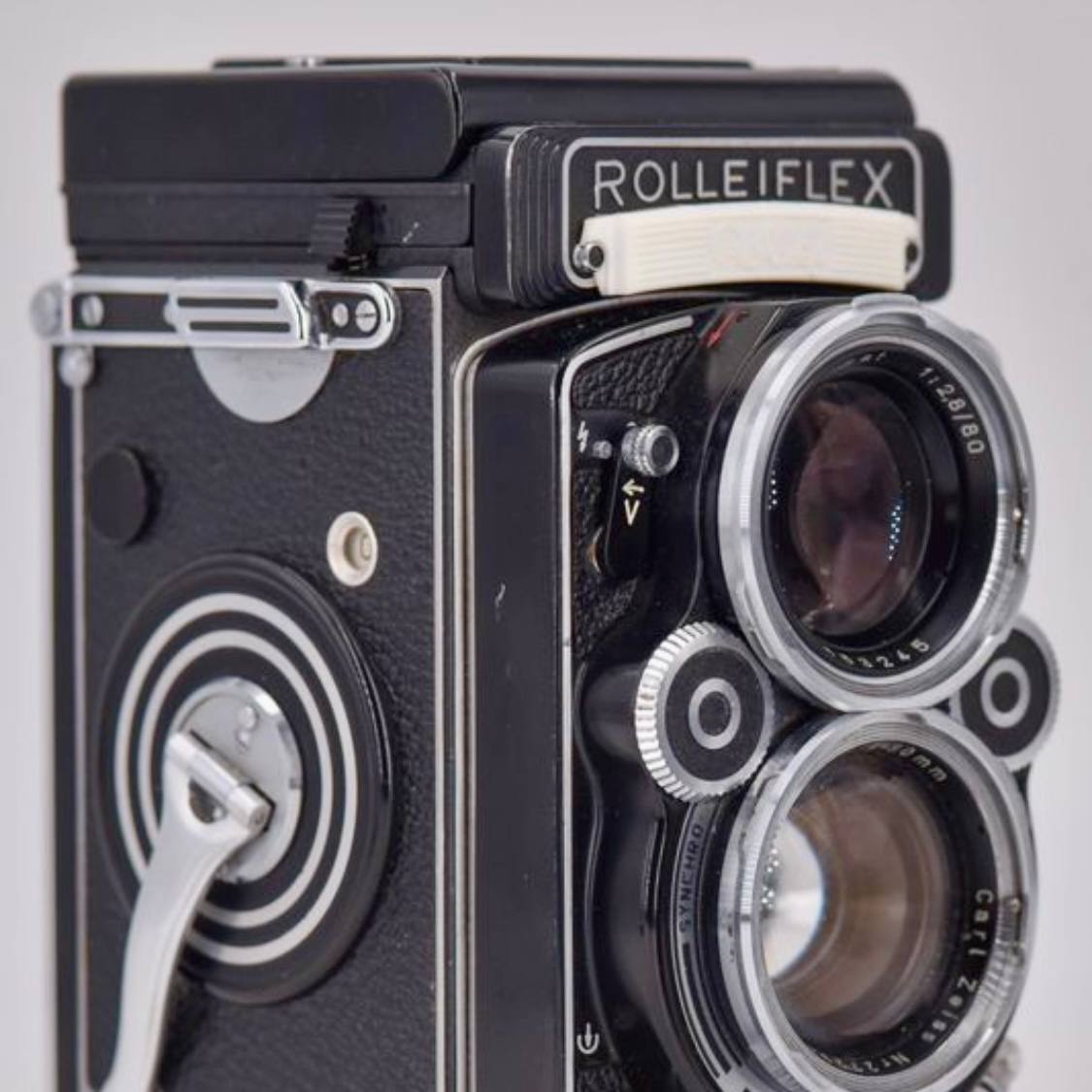 Appareil photographique argentique bi-objectif moyen format