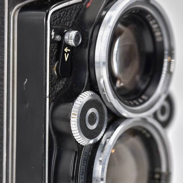 Appareil photographique argentique bi-objectif moyen format