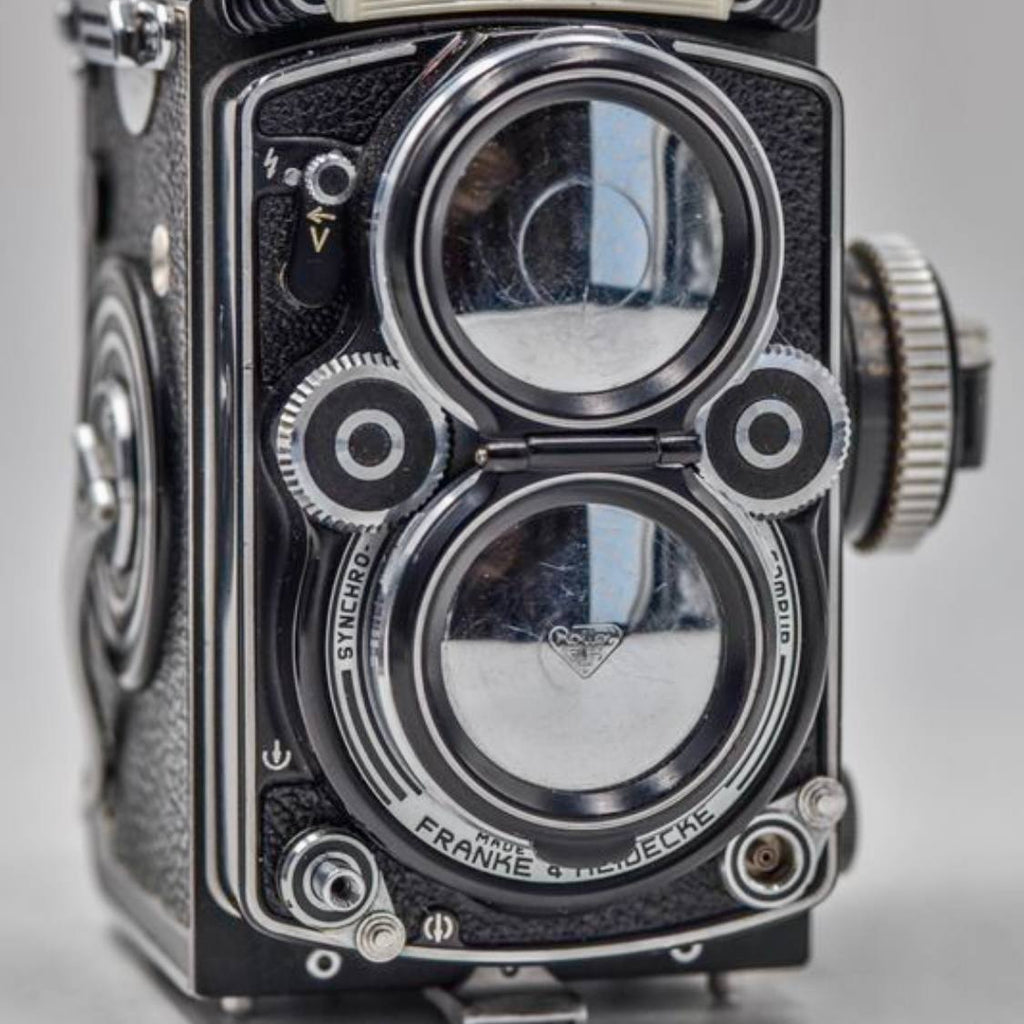 Appareil photographique argentique bi-objectif moyen format