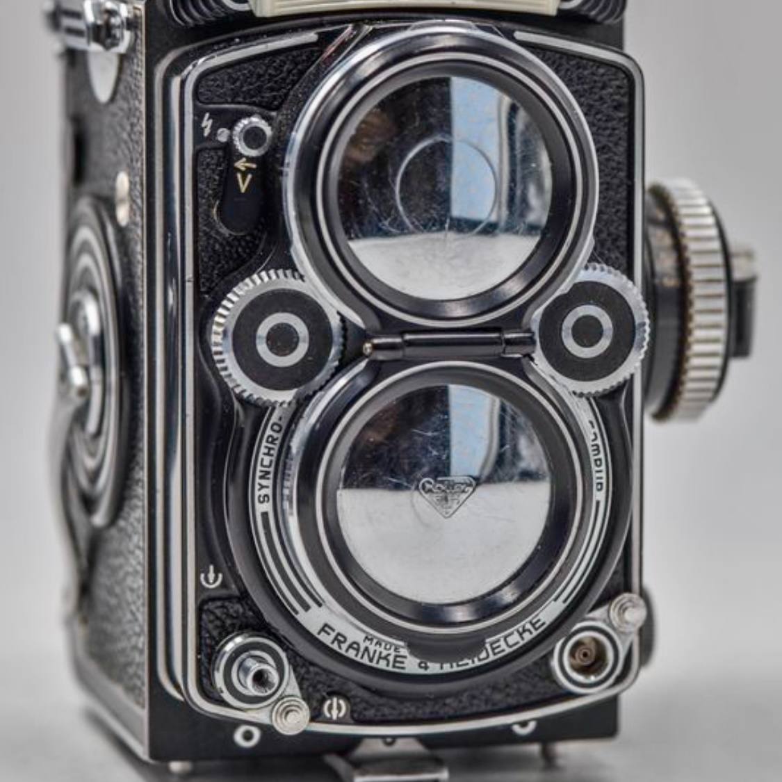 Appareil photographique argentique bi-objectif moyen format