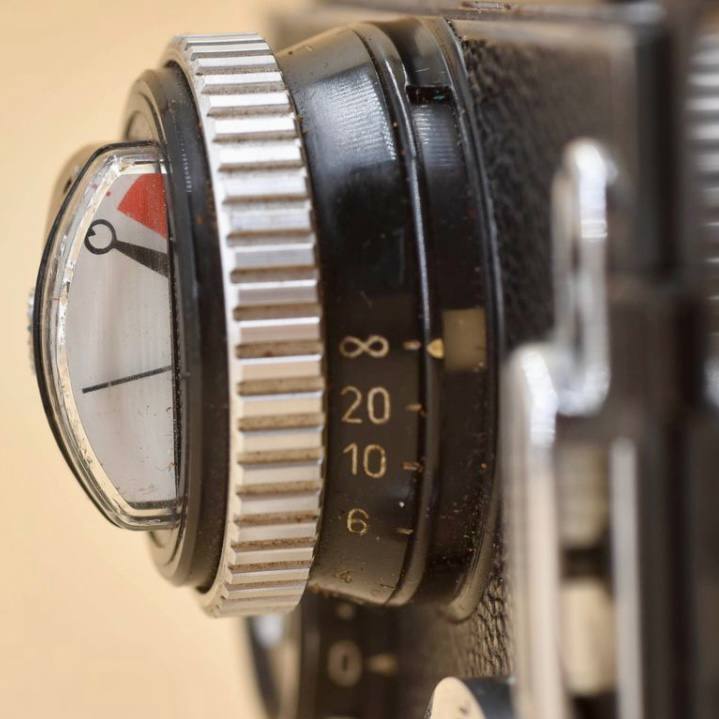 Appareil photographique argentique bi-objectif moyen format