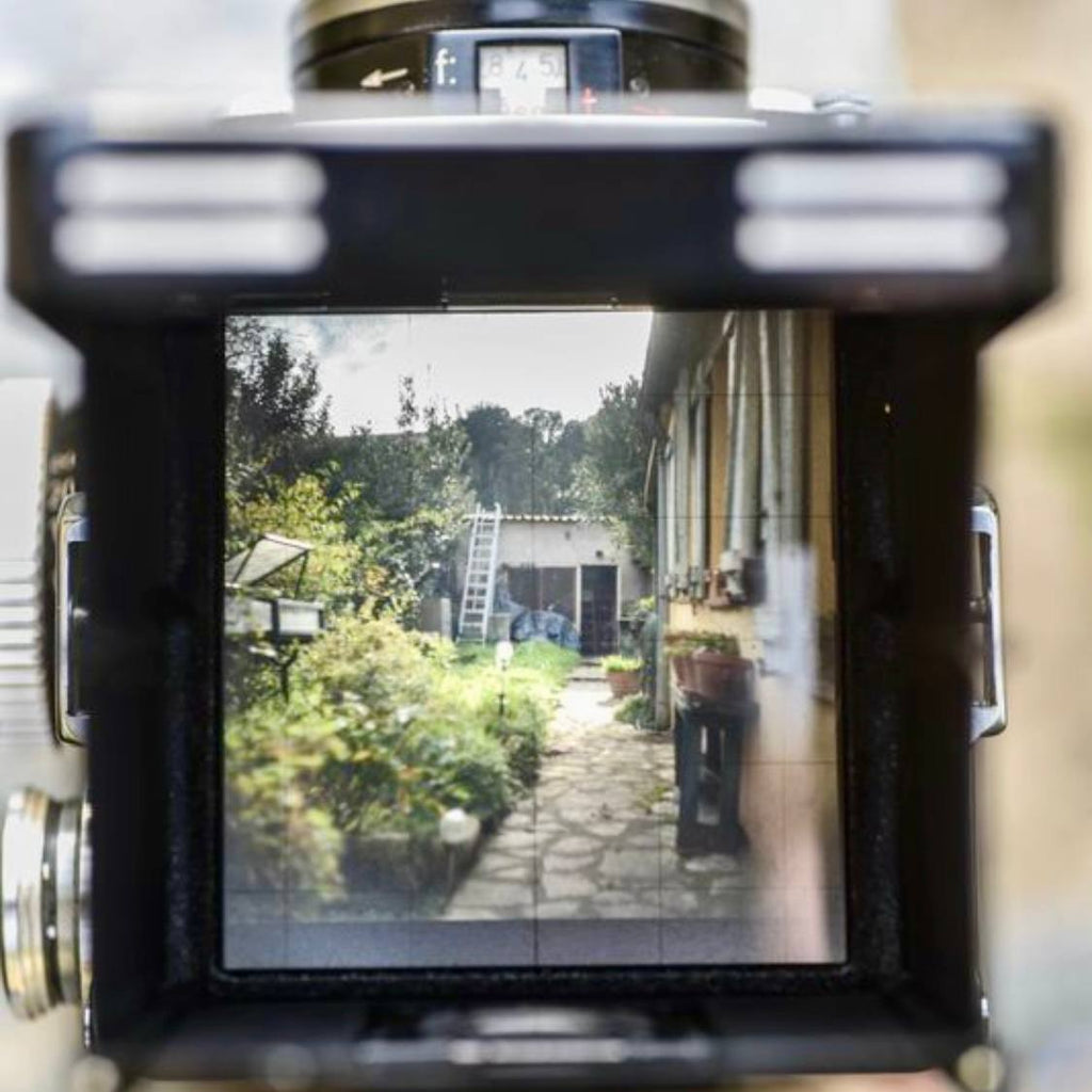 Appareil photographique argentique bi-objectif moyen format