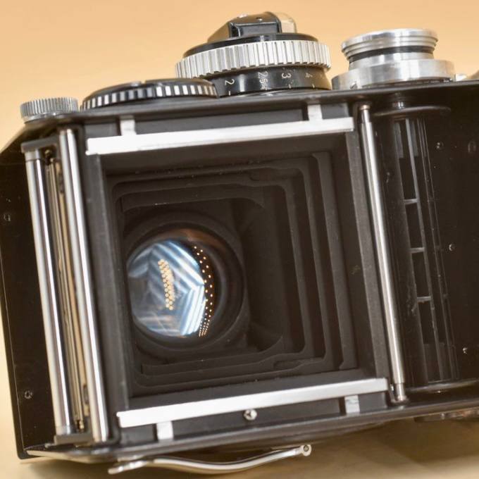 Appareil photographique argentique bi-objectif moyen format