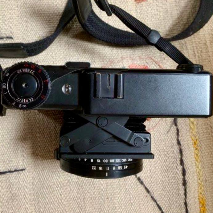 Appareil photographique moyen format 6×7 à objectif fixe